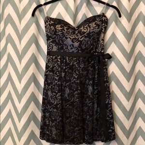 Strapless patterned dress